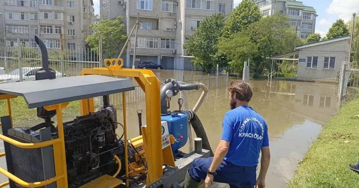 В Краснодаре круглосуточно откачивают воду после сильных дождей  