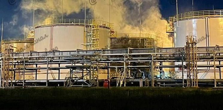 «И снова бессонная ночь на Кубани»: ВСУ вновь атаковали  нефтеперерабатывающий завод, появились видео пожара, пламя было устранено – ВИДЕО