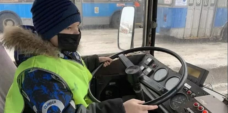 В Краснодаре ребёнок с проблемами со слухом стал водителем троллейбуса