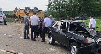 В Краснодарском крае на дороге опрокинулся школьный автобус