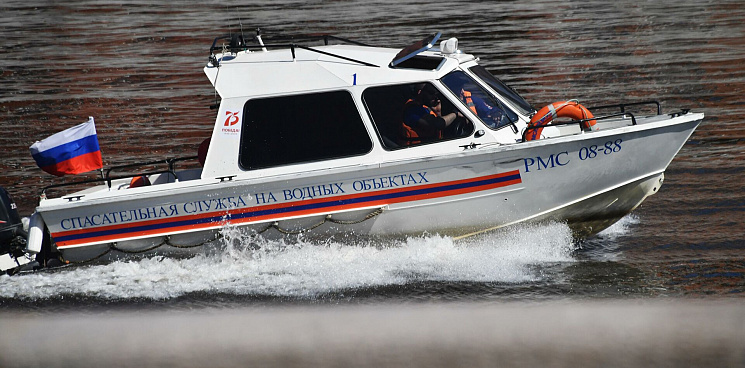 В Сочи спасатели помогли спортсмену, перевернувшемуся на гребной лодке 