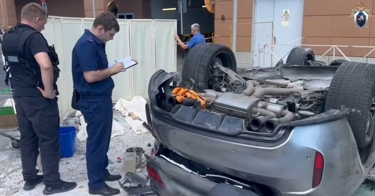 В Краснодаре полиция не пустила журналистов к месту падения BMW с третьего этажа парковки – в МВД обещают провести беседу