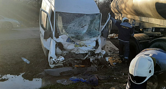 На Кубани бензовоз снёс микроавтобус: есть пострадавшие
