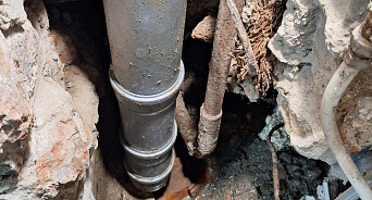 «Никаких луж и зловонных запахов!» В Новороссийске отремонтировали трубы, которые текли 15 лет