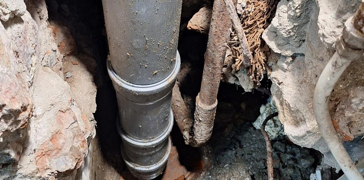 «Никаких луж и зловонных запахов!» В Новороссийске отремонтировали трубы, которые текли 15 лет