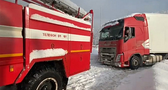 На Кубани 120 грузовиков застряли на Молдовановском перевале из-за снега