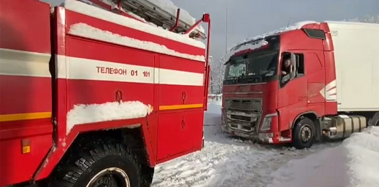 На Кубани 120 грузовиков застряли на Молдовановском перевале из-за снега