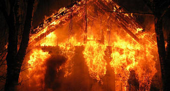 «Пожарные не смогли справиться с возгоранием! Дом сгорел дотла!» В Краснодарском крае пожар уничтожил частный дом - ВИДЕО
