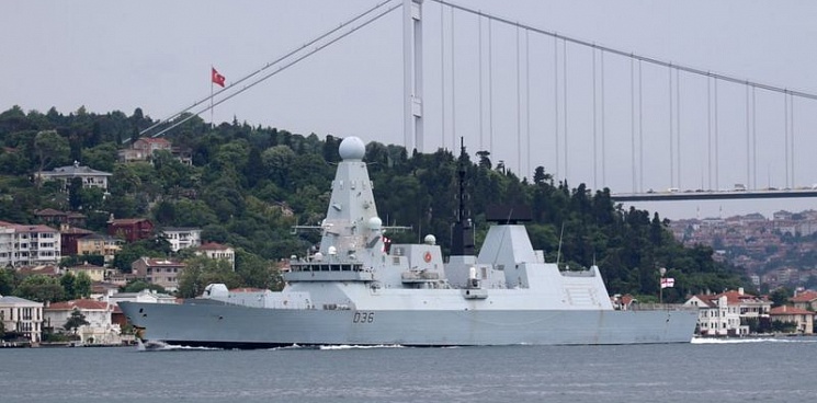 Россия открыла огонь в сторону британского эсминца вблизи Крыма