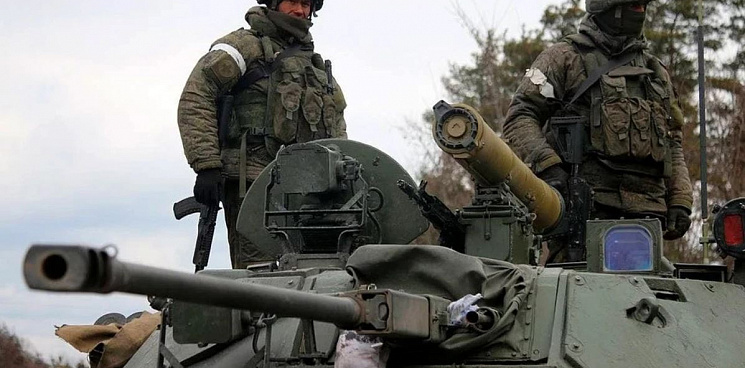 «Есть попадание!» Танковый экипаж российских морпехов прямой наводкой уничтожил машину ВСУ – ВИДЕО 