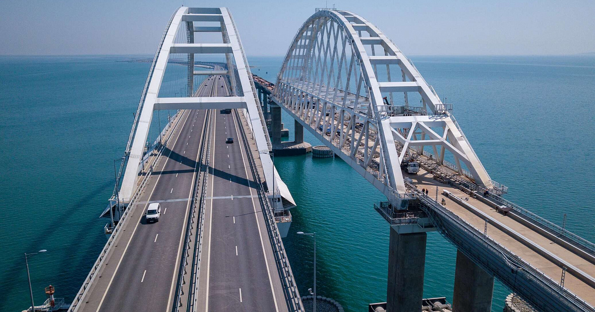  «Сохраняйте спокойствие!» Движение на Крымском мосту экстренно перекрыли