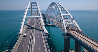  «Сохраняйте спокойствие!» Движение на Крымском мосту экстренно перекрыли