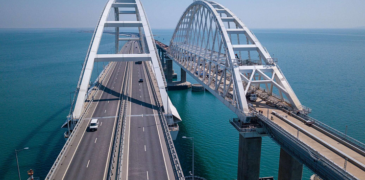  «Сохраняйте спокойствие!» Движение на Крымском мосту экстренно перекрыли