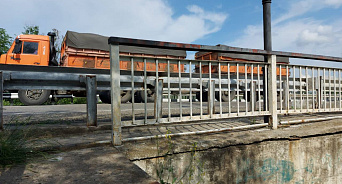 «Смертельная дорога домой»: жители кубанской станицы пожаловались на аварийное состояние дороги и лестницы в районе БАМа