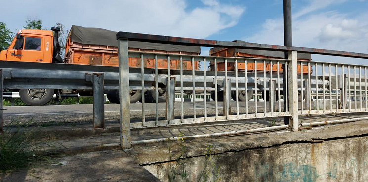 «Смертельная дорога домой»: жители кубанской станицы пожаловались на аварийное состояние дороги и лестницы в районе БАМа
