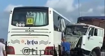 На Кубани пять человек пострадали в ДТП с рейсовым автобусом и грузовиком