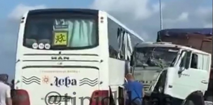 На Кубани пять человек пострадали в ДТП с рейсовым автобусом и грузовиком