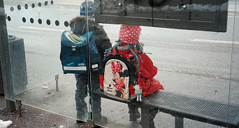 «Дети часами в мороз и дождь ждут транспорт! Кондратьев закрыл глаза?» В Краснодаре родители детей, которым отменили подвоз в школы, борются за автобусы для учеников