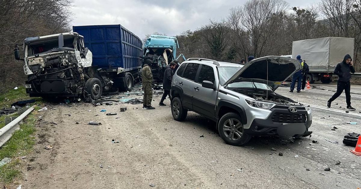 Два грузовика и легковушка попали в лобовую аварию под Новороссийском