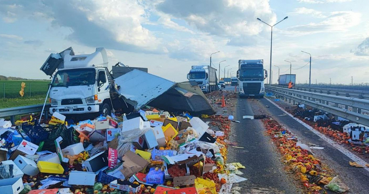 Большегруз опрокинулся и затруднил движение транспорта на Кубани