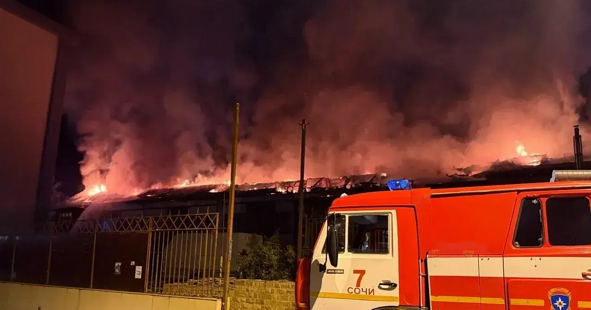 В Адлере ликвидировали пожар в частном доме площадью 1,4 тыс. кв. м
