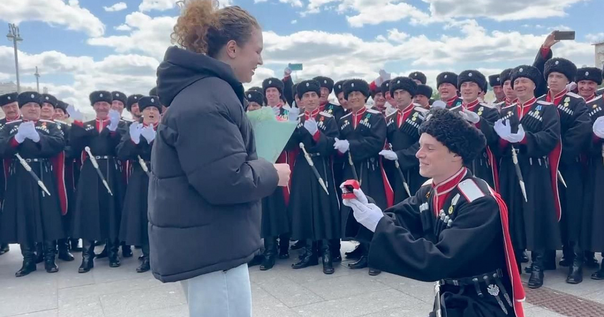 Казак сделал предложение девушке после Парада Победы на Красной площади в Москве