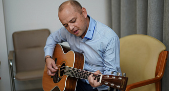 «Он сочинил гимн спецоперации!» На Кубани сотрудник Росгвардии пишет песни об участниках СВО и даёт концерты в зоне боевых действий - ВИДЕО