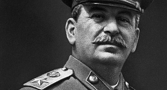 «Сталин» вернулся на Кубань»: в Сириусе увидели темнокожего «главу СССР», рассекающего на электросамокате - ВИДЕО