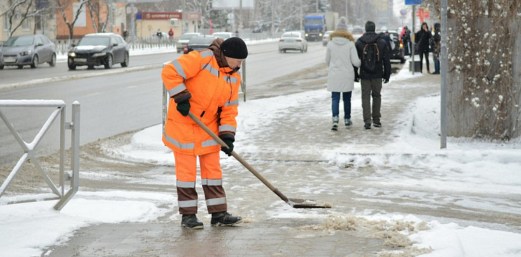 Дороги Краснодара расчищают от снега 11 комбинированных дорожных машин