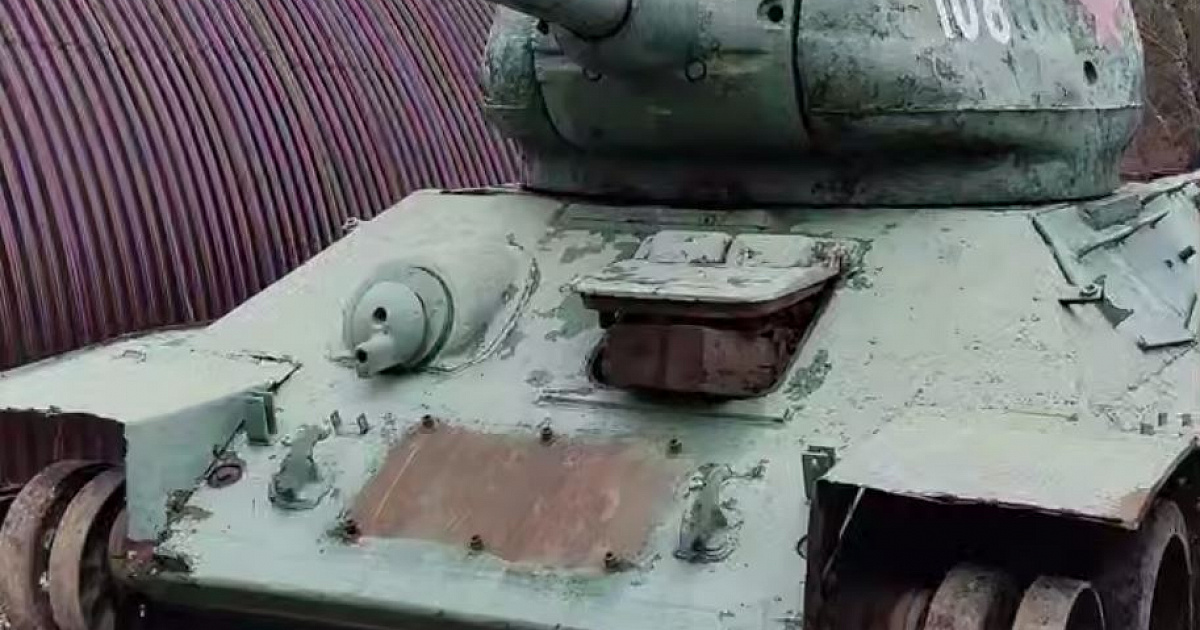 Танк Т-34 восстановили и поставили во главе праздничной колонны в Новороссийске