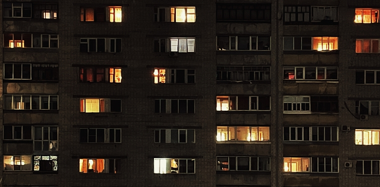 «Что толкнуло ребёнка на такой поступок?» В Краснодаре 14-летний школьник выпал из окна многоэтажки – ВИДЕО