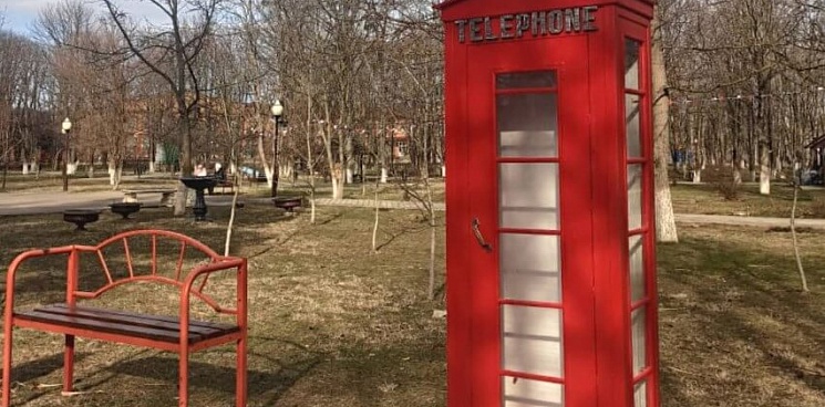 В Горячем Ключе в парке установили стенд для буккроссинга