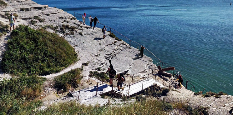 «Много правовых последствий»: жители Геленджика хотят, но боятся восстанавливать лестницу на легендарный дикий пляж Сосновка