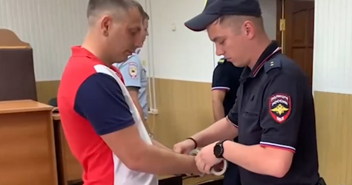 На Кубани вынесен приговор избившим стулом задержанного двум полицейским