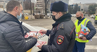 В Краснодаре полицейские останавливают машины с детьми и дарят подарки