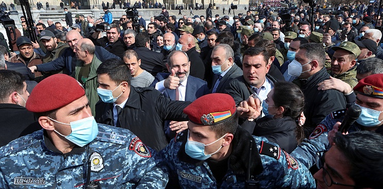 В Армении оппозиционеры устанавливают палатки у здания парламента