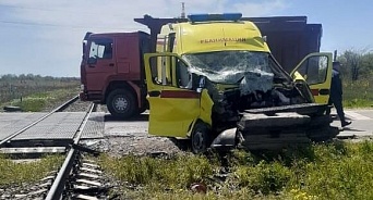 В Краснодарском крае машина скорой помощи столкнулась с локомотивом