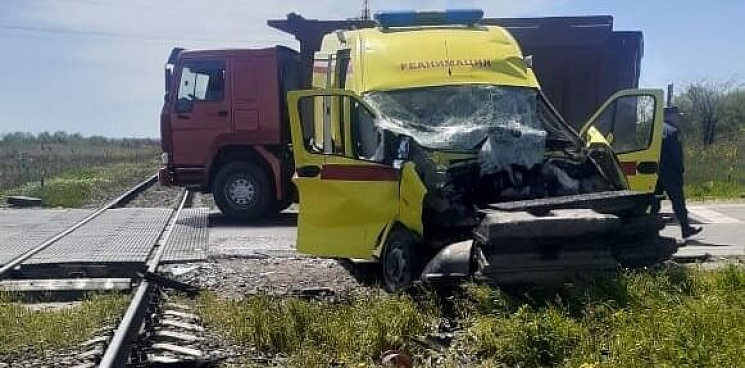 В Краснодарском крае машина скорой помощи столкнулась с локомотивом