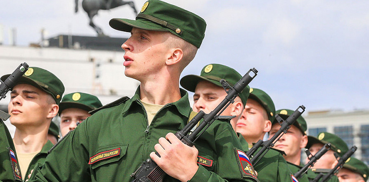 В День рождения - на фронт! В Якутии призывника поздравили с появлением на свет в местном военкомате