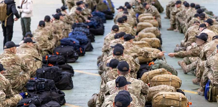 «Массовая мобилизация населения!» На Украине военкомы ловят будущих водителей «Леопардов» с помощью оружия и грубой силы – ВИДЕО 