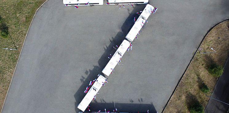 В Сочи жители выстроили автобусы в виде буквы «Z» в поддержку армии РФ