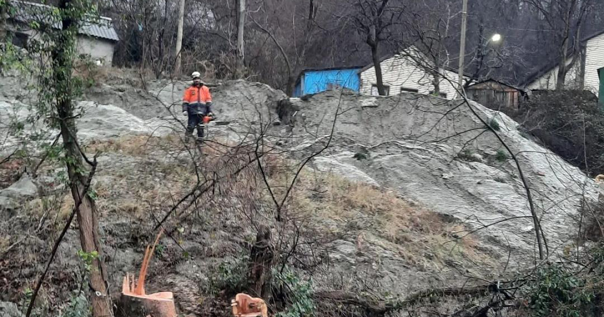 Перекрыт водосток и повреждены деревья: оползень сошел в Туапсинском районе