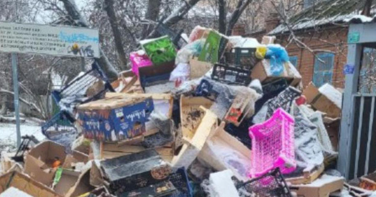 В Новый год краснодарцев Славянского микрорайона оставили с невывезенным мусором