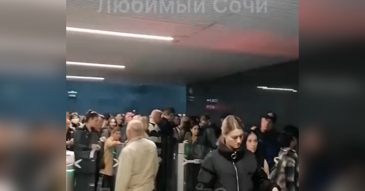 На вокзале в Сочи из-за выключенных турникетов люди не могли попасть на перрон