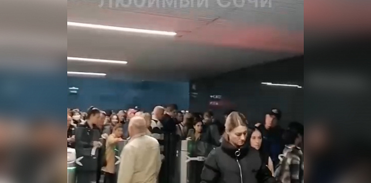 На вокзале в Сочи из-за выключенных турникетов люди не могли попасть на перрон