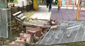 Сильный ветер в детсаду Краснодара повалил забор