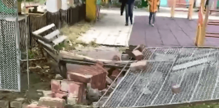 Сильный ветер в детсаду Краснодара повалил забор
