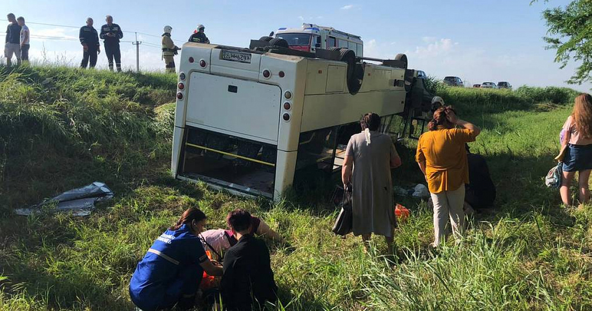На Кубани опрокинулся автобус, пострадали 14 человек