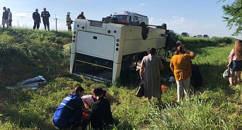 На Кубани опрокинулся автобус, пострадали 14 человек