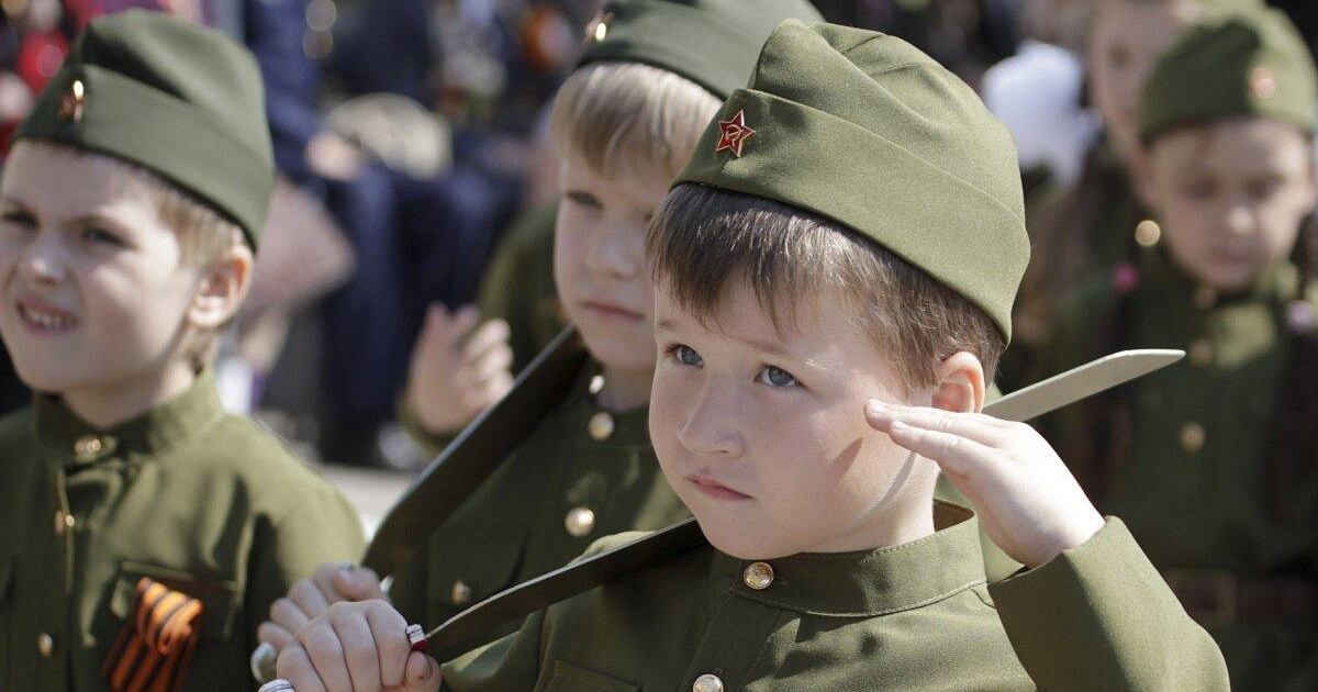 «Гордиться военной формой - это «не красиво»?!» В Нижнем Новгороде директор школы оправдалась за детей в форме на линейке 